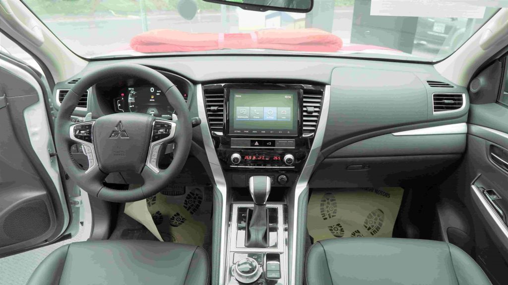 Giá xe Mitsubishi Pajero Sport 2021 kèm thông số kỹ thuật.
