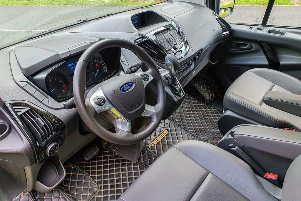 Chi tiết Ford Tourneo 2021 kèm giá bán.