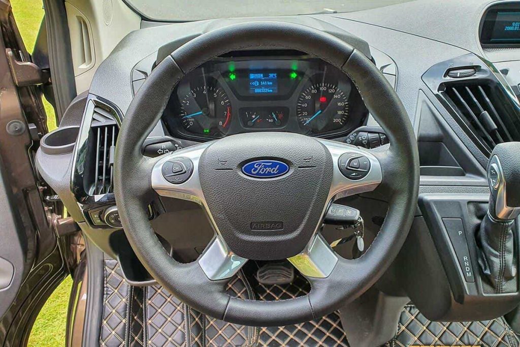 Chi tiết Ford Tourneo 2021 kèm giá bán.
