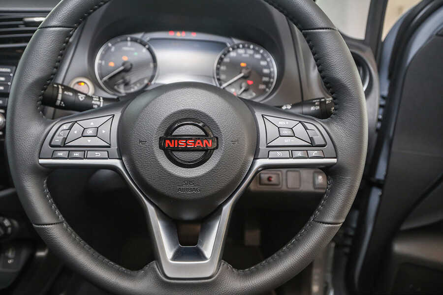 Giá xe Nissan Navara kèm đánh giá chi tiết.
