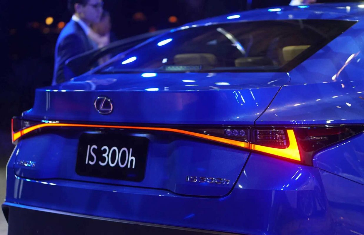 Giá xe Lexus IS300 kèm thông số kỹ thuật.
