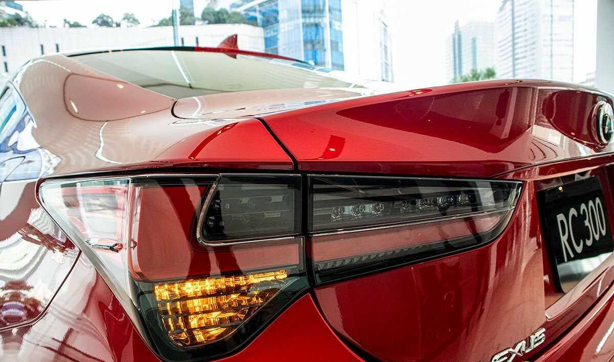 Giá xe Lexus RC 300 mới nhất kèm đánh giá chi tiết.