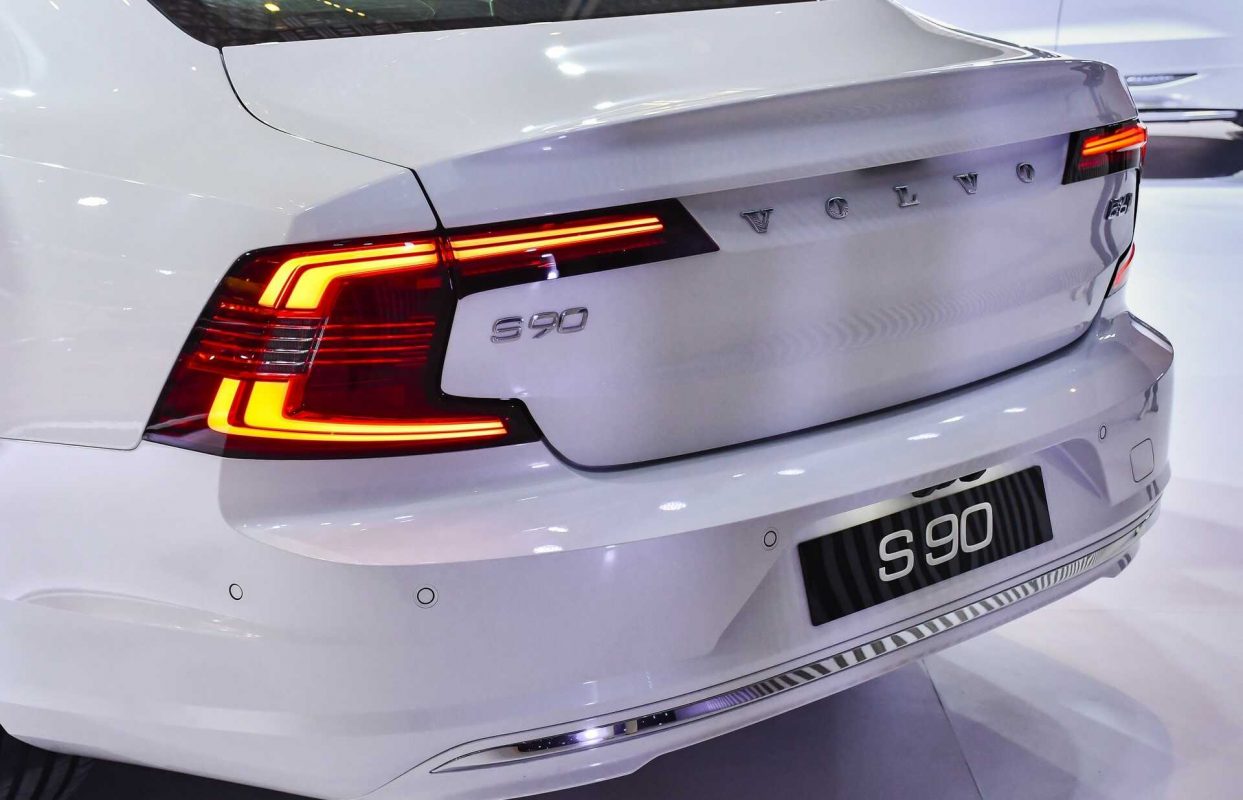 Giá xe Volvo S90 mới nhất 2022 kèm thông số kỹ thuật.
