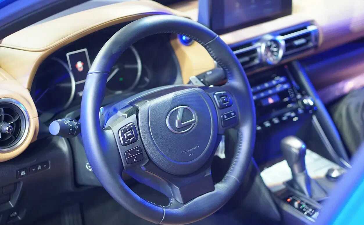 Giá xe Lexus IS300 kèm thông số kỹ thuật.