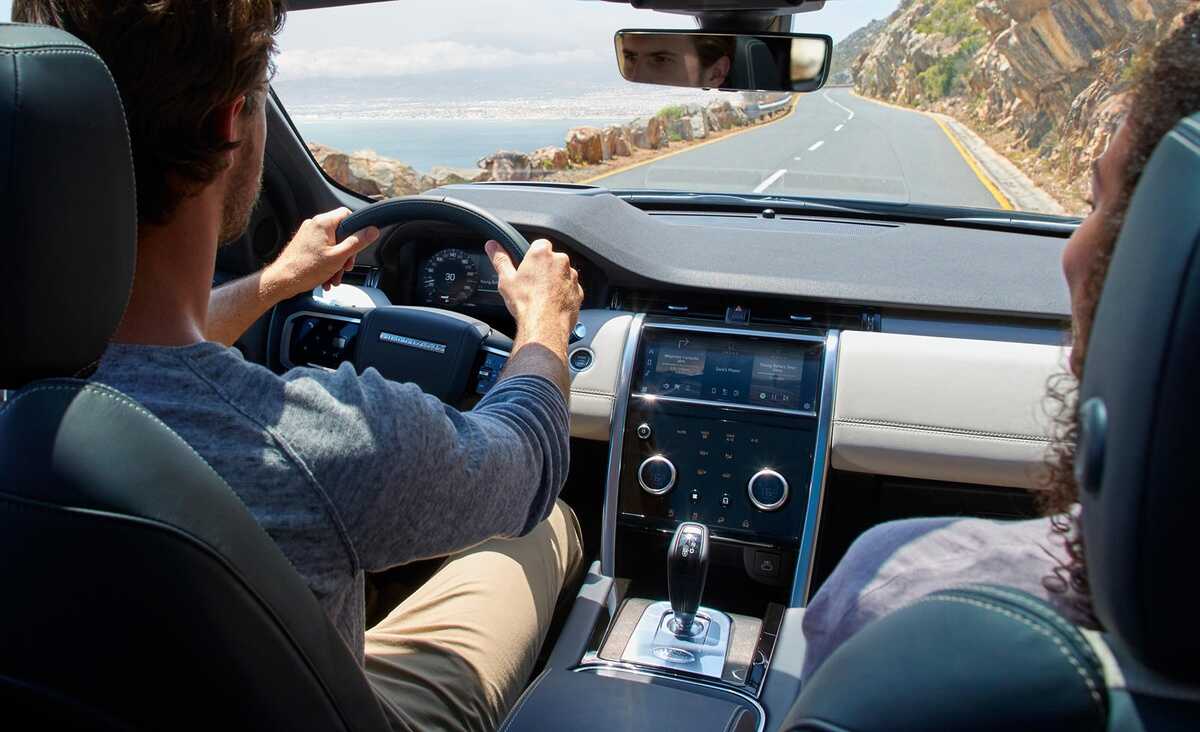 Giá xe Land Rover Discovery Sport mới nhất năm 2022.